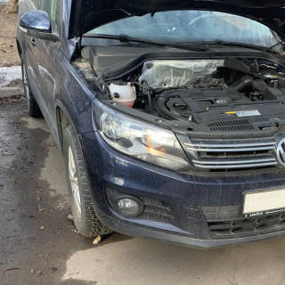 Замена аккумулятора на Volkswagen Tiguan I Рестайлинг 2011 - 2018 1.4 (122 л.с.) Замена аккумулятора на Volkswagen Tiguan I Рестайлинг 2011 - 2018 1.4 (122 л.с.)
